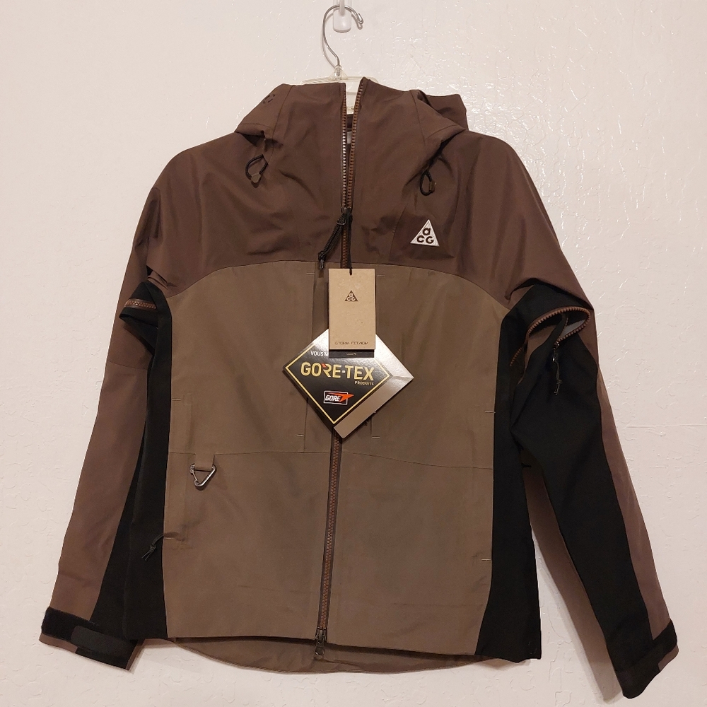 Nike ACG Storm-Fit ADV GORE-TEX "Misery Ridge" Women's Jacket.